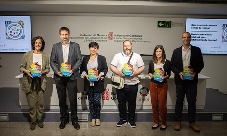 Imagen de los premiados junto a la Consejera de Medio Ambiente y el Director-Gerente de GAN-NIK