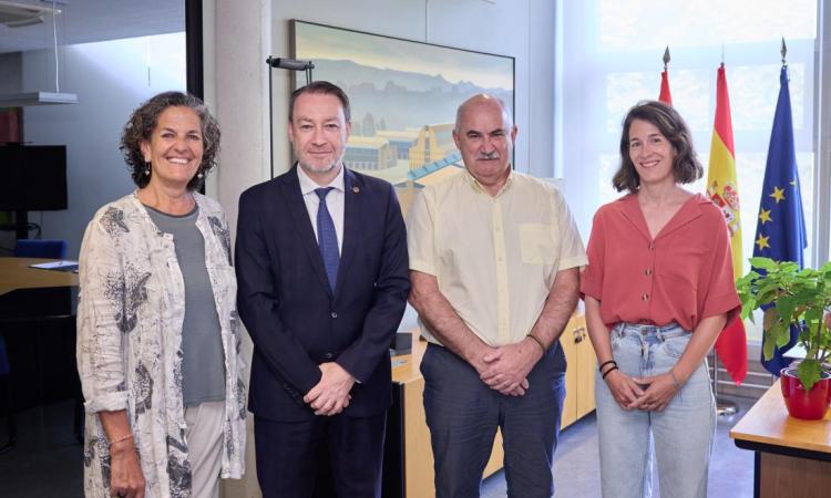 Itziar Gómez, Ramón Gonzalo, Jose María Aierdi y Eva Sevigné en el momento del acuerdo