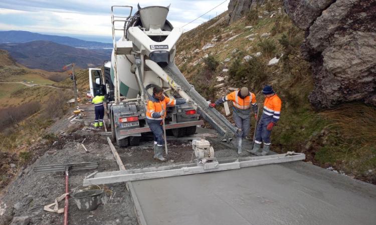 Equipo trabajando en las obras de acondicionamiento de la pista