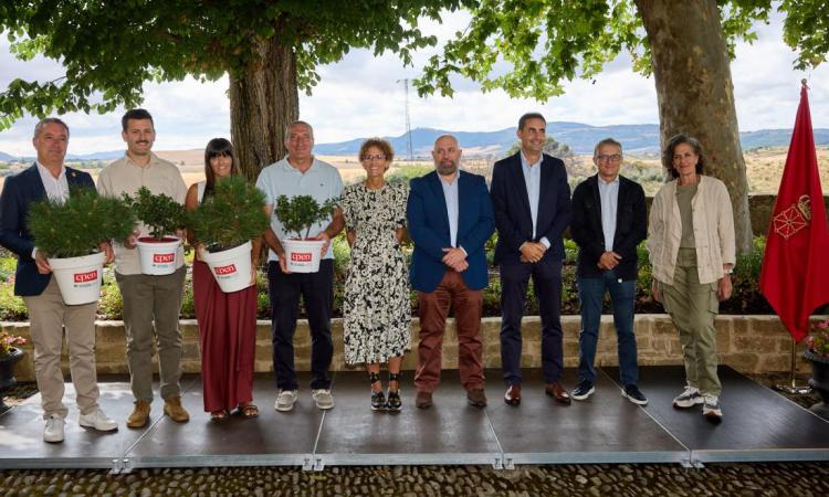 Foto de grupo de las autoridades participantes en la presentación de los nuevos proyectos del Bosque CPEN