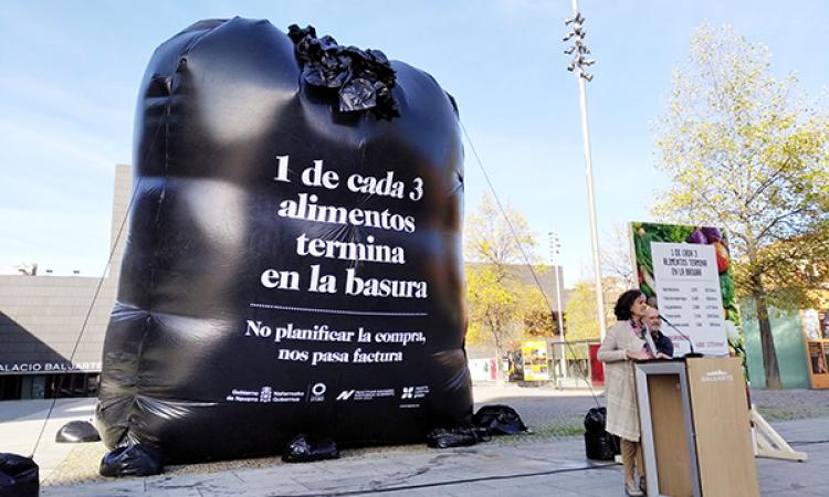Imagen de la Bolsa de basura hinchable gigante, que representa el porcentaje de alimentos que se desperdician, con el lema: 1 de cada 3 alimentos termina en la basura 