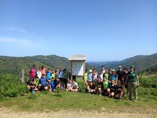 Escolares en la jornada educativa en el paraje de Eskolamendi (Lesaka)